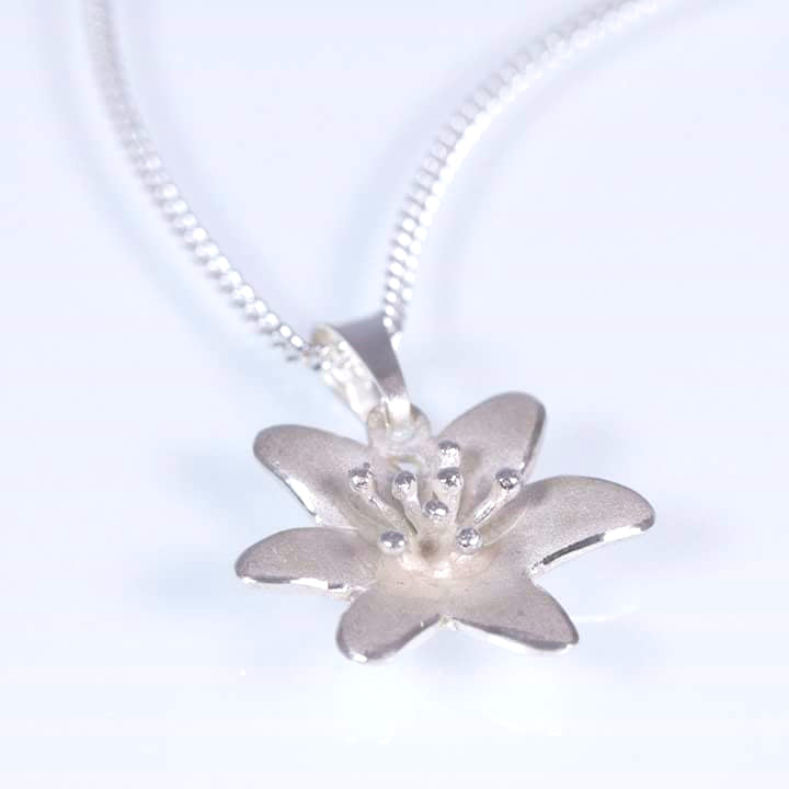 Vitsippa halssmycke med pansarkedja