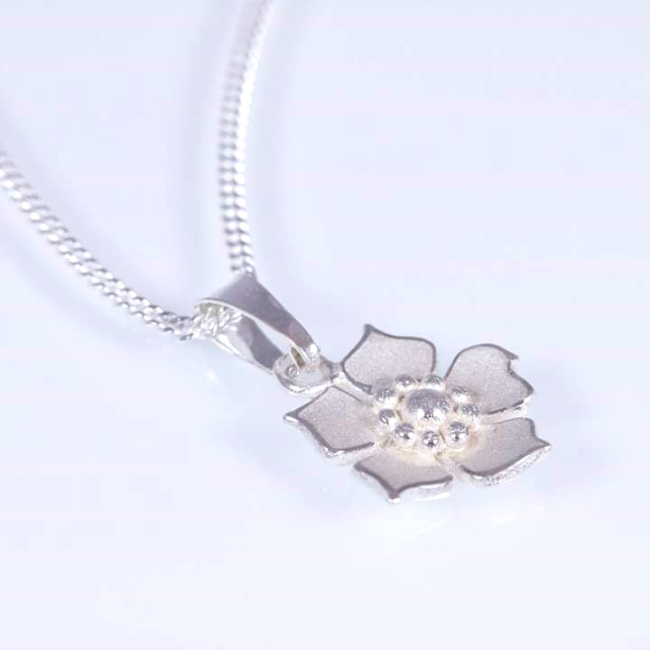 Smultron halssmycke med pansarkedja