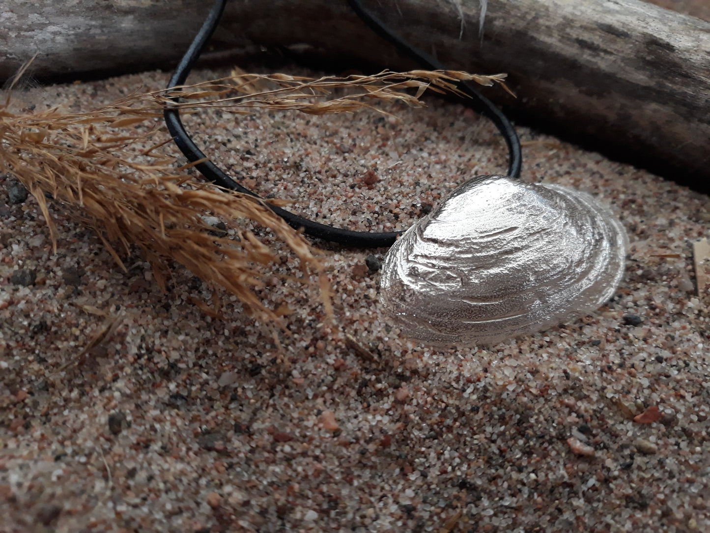Sandmussla, halssmycke med läderrem