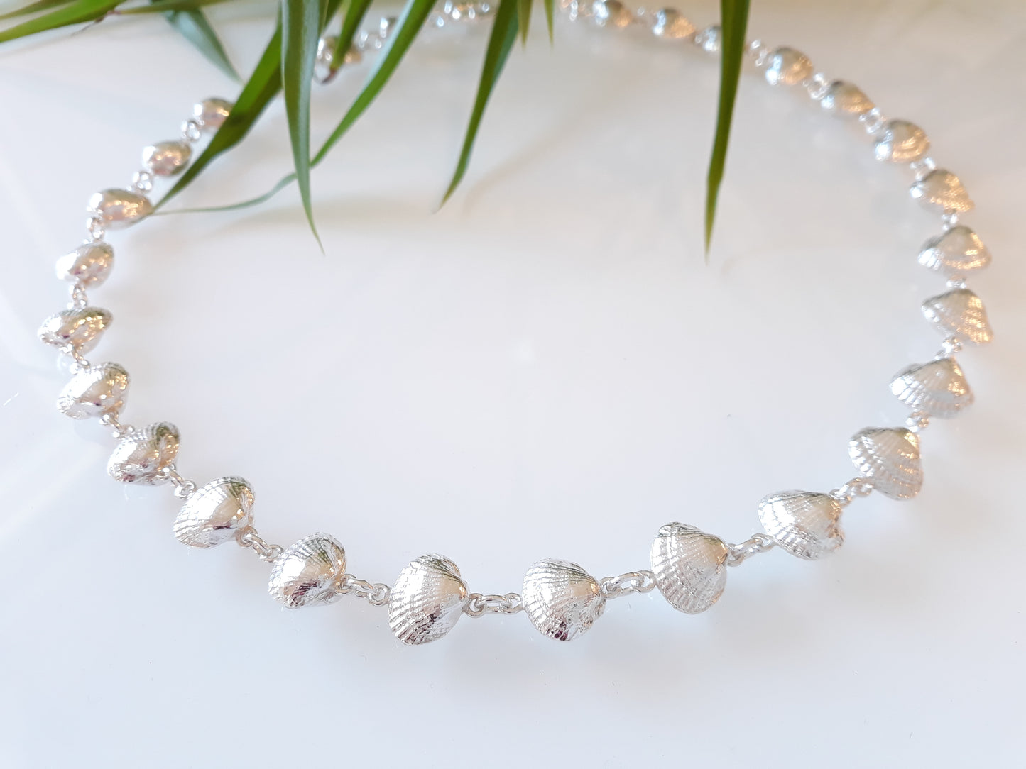 Hjärtmussla halssmycke av små hjärtmusslor