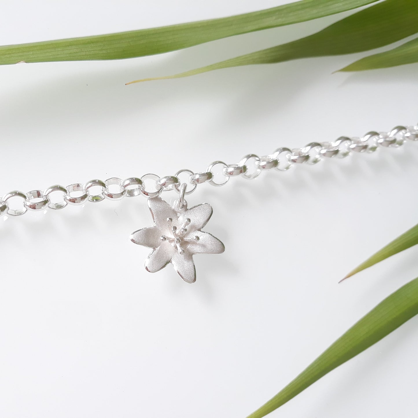 Vitsippa armband av ärtlänk