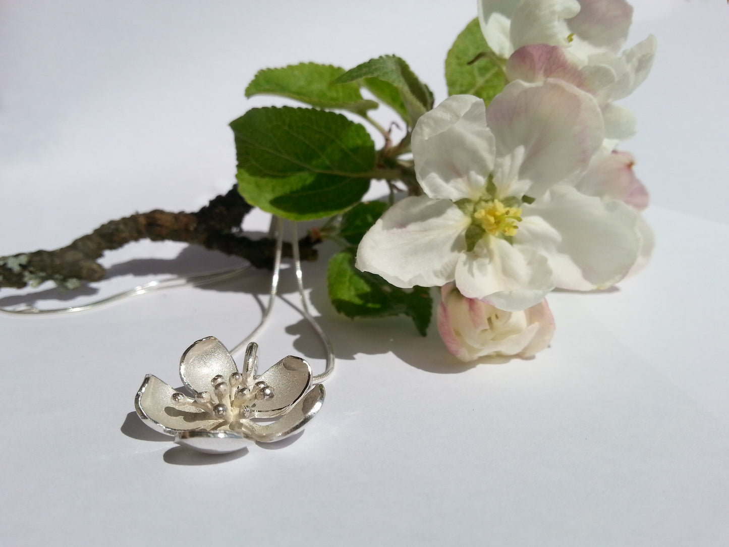 Stor äppelblomma halssmycke med ormkedja