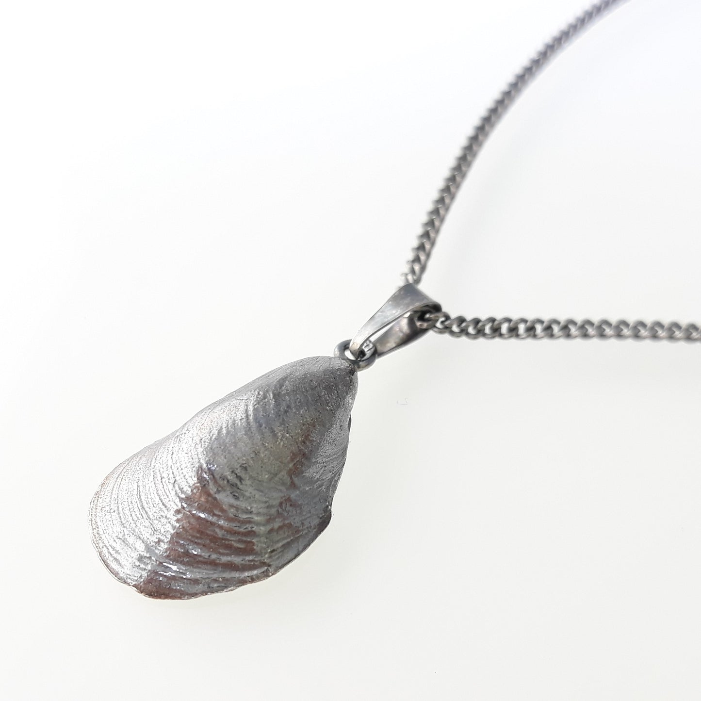 Blue mussle, medium-size necklace with curb chain