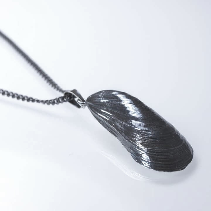 Blue mussle, big-size necklace with curb chain 60cm