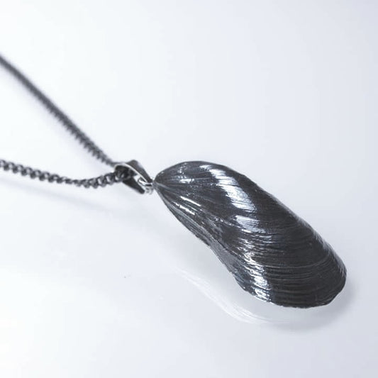 Blue mussle, big-size necklace with curb chain 60cm