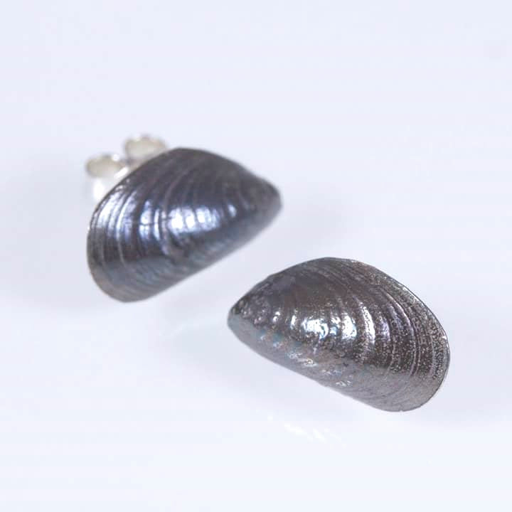 Blue mussle, small-size mussle earrings with pins