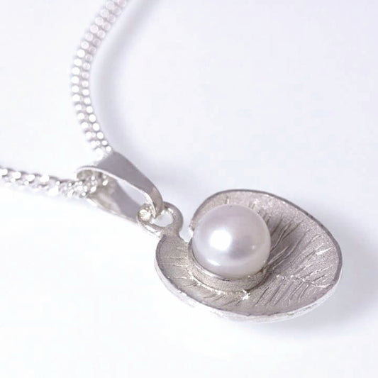 Water lilyleaf, necklace with curb chain