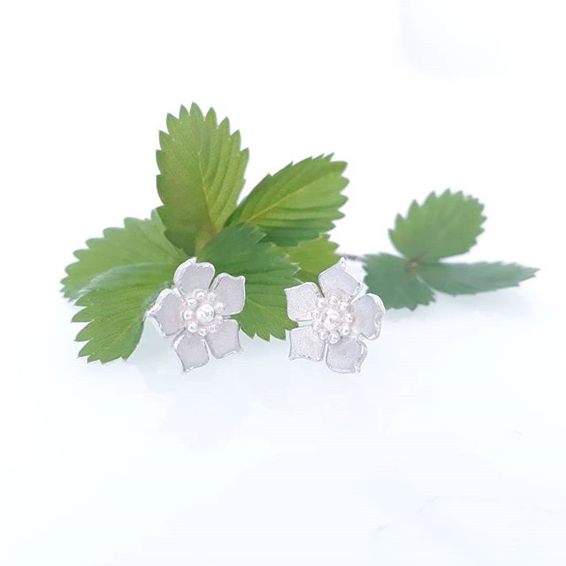 Wild strawberry, erarrings with pins